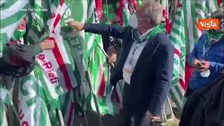 Il segretario della Cisl Sbarra accolto dai lavoratori in piazza San Giovanni a Roma
