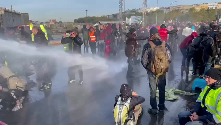 La polizia sgombera il porto di Trieste