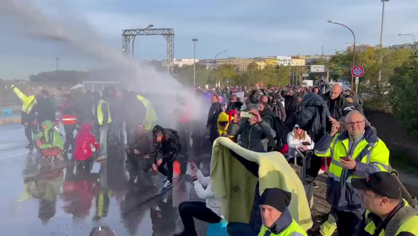 Trieste, gli idranti della polizia sui manifestanti