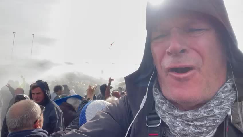 Gli idranti sulla folla a Trieste
