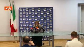 Meloni saluta prima della conferenza stampa dopo il risultato elezioni: "Buonasera per modo di dire"