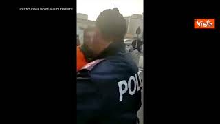 No green pass, due poliziotti portano la focaccia ai manifestanti al porto di Genova