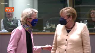 Von der Leyen tenta di salutare Merkel dandole la mano, ma la Cancelliera si allontana