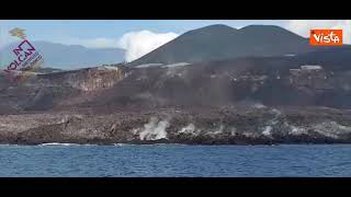 Eruzione vulcanica alle Canarie, la colata lavica vista dal mare