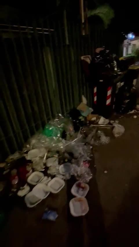 "Qui fuori è un mondezzaio". La mensa dei poliziotti del G20