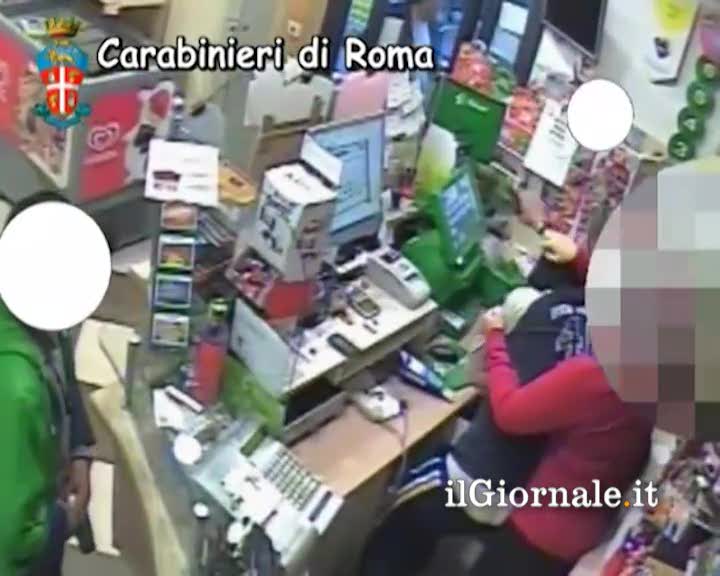 Il rapinatore smascherato dalle cassiere