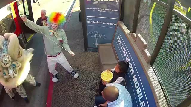 La fortunata fermata dell'autobus: sorpresa!