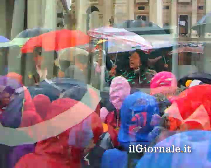 Il canto dei fedeli sotto la pioggia