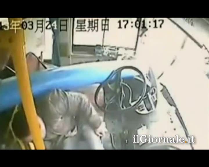 Incidente autobus: autista salvo per miracolo