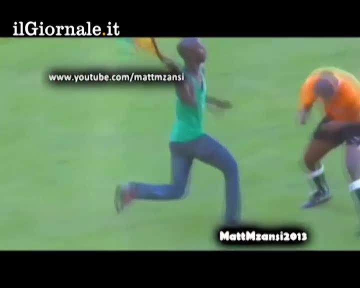 E il tifoso colpisce l'arbitro con la vuvuzela