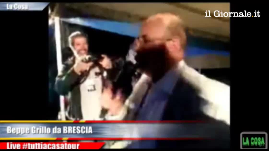 Siparietto tra Grillo e Crimi a Brescia