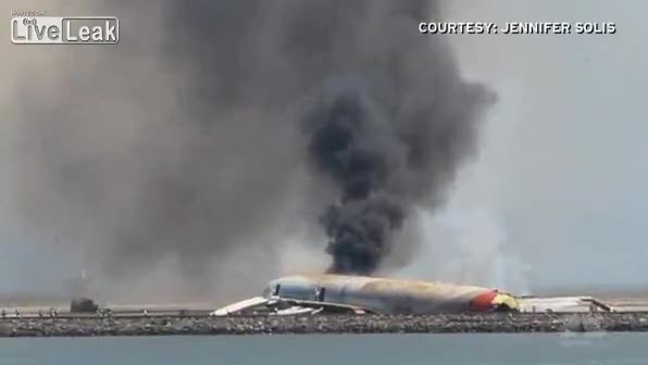 San Francisco, i passeggeri fuggono dall'aereo