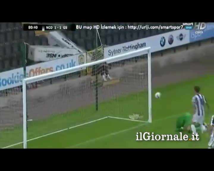 Scambia la testa del portiere per la palla...