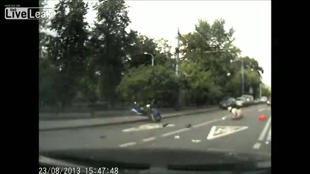 Motociclista investito vola su auto