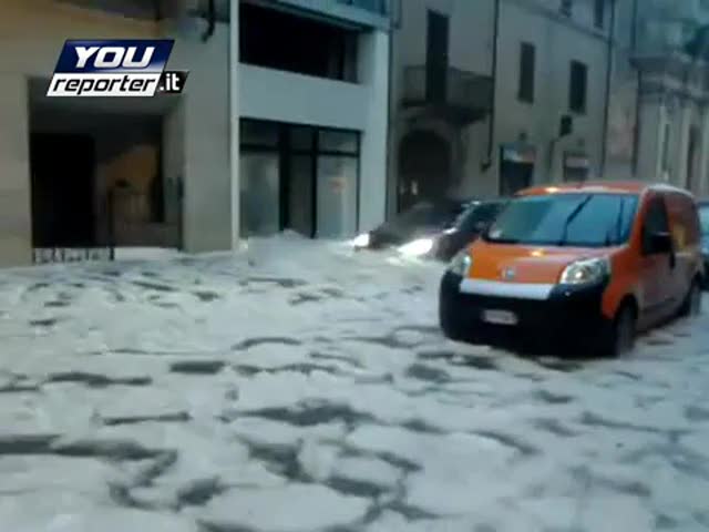 Borgomanero, auto accerchiate dalla grandine