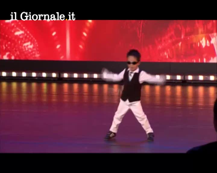 A 4 anni sbanca in tv imitando PSY