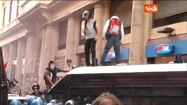 Corteo per la casa, antagonisti assaltano il blindato