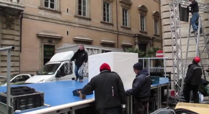 Il "cantiere" davanti a Palazzo Grazioli