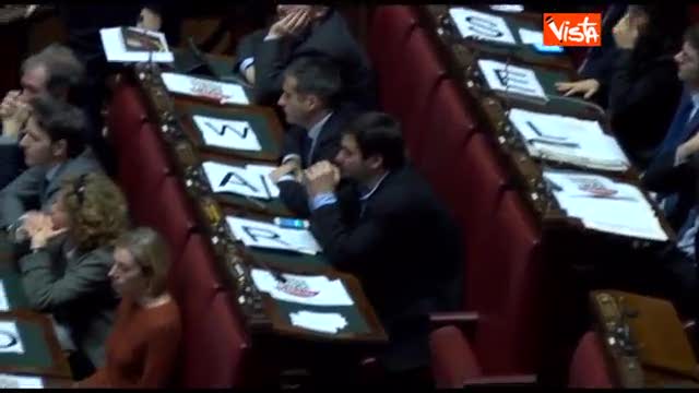 La protesta del Sel: cartelli "No War" in Aula