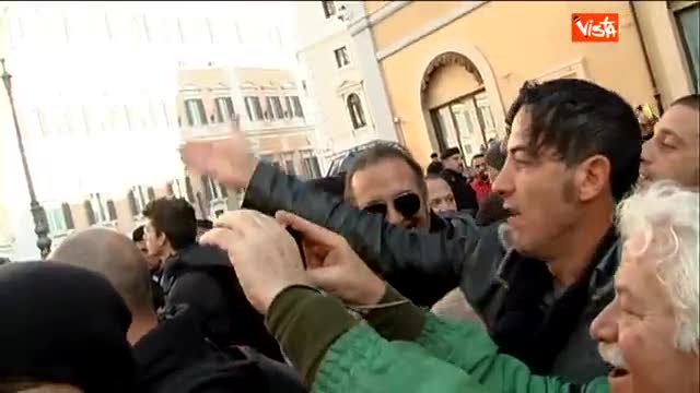 I Forconi a Damiano: "Vieni qui che t'intervistiamo"