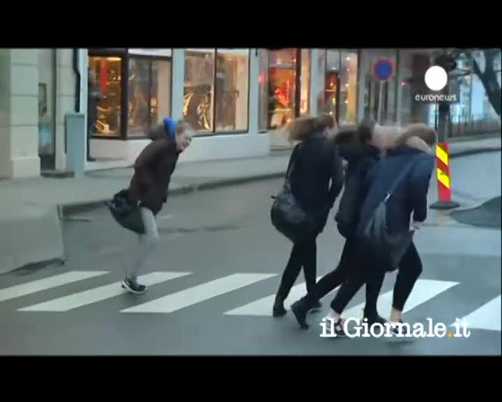 Norvegia, il vento non fa camminare