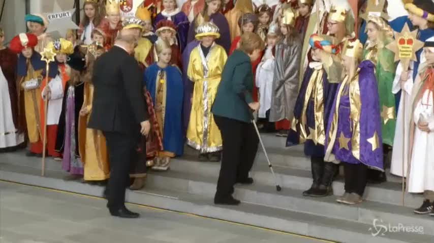 La Merkel in piedi dopo la frattura