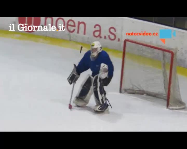 Portiere di hockey ubriaco in campo