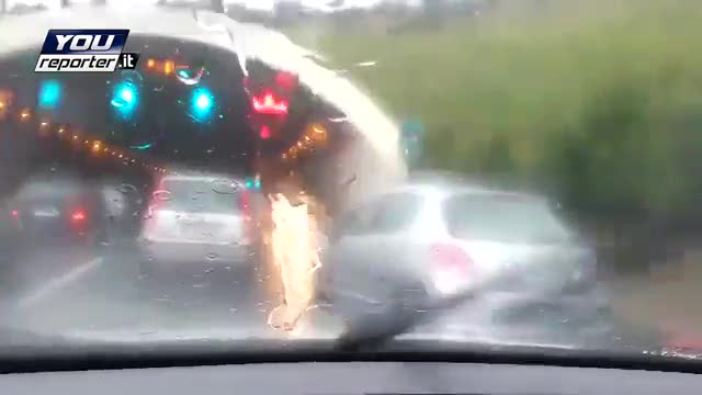 Roma, contromano per la pioggia sul raccordo