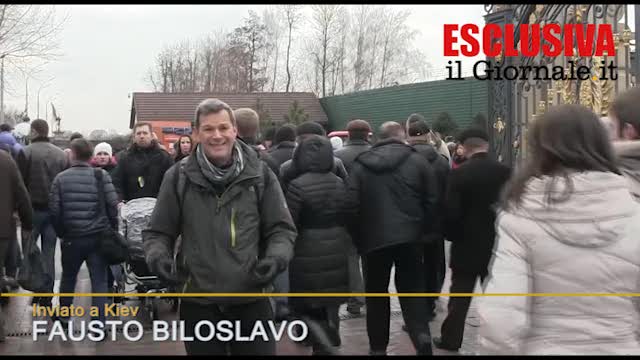 Ucraini in "pellegrinaggio" alla residenza di Yanukovich