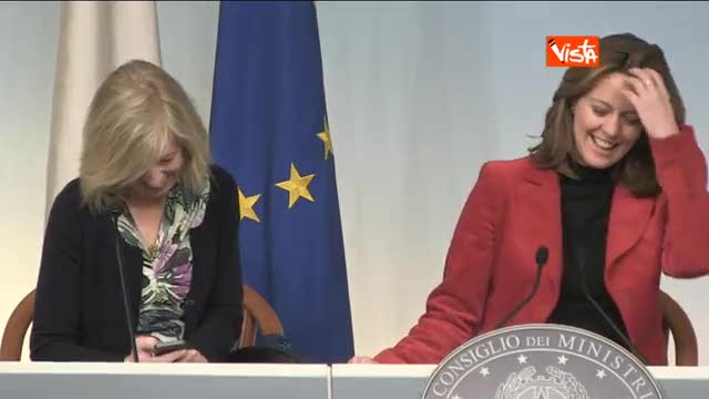 La Giannini e la Lorenzin ridono tra loro