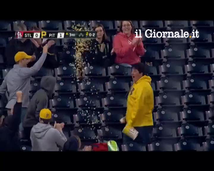 Baseball, presa al volo con il secchiello dei popcorn