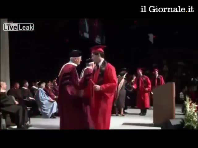 Festeggia il diploma con un salto mortale