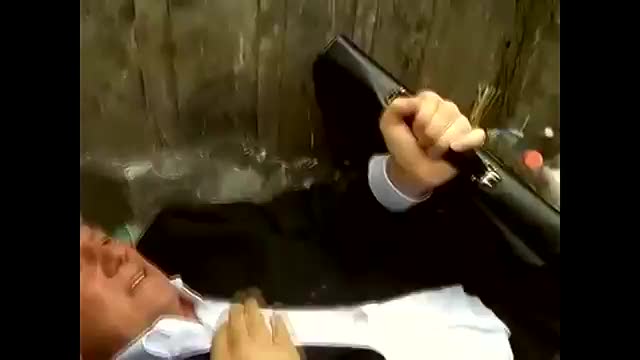 In Ucraina i deputati li buttano nella spazzatura