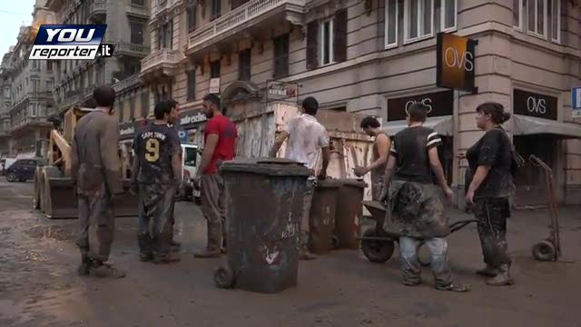 Gli angeli del fango all'opera