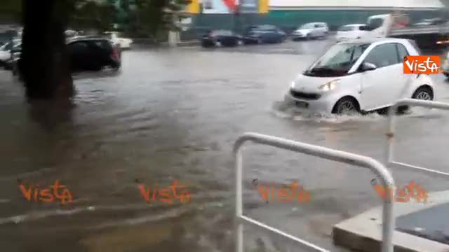 Nubifragio a Roma: macchine quasi bloccate