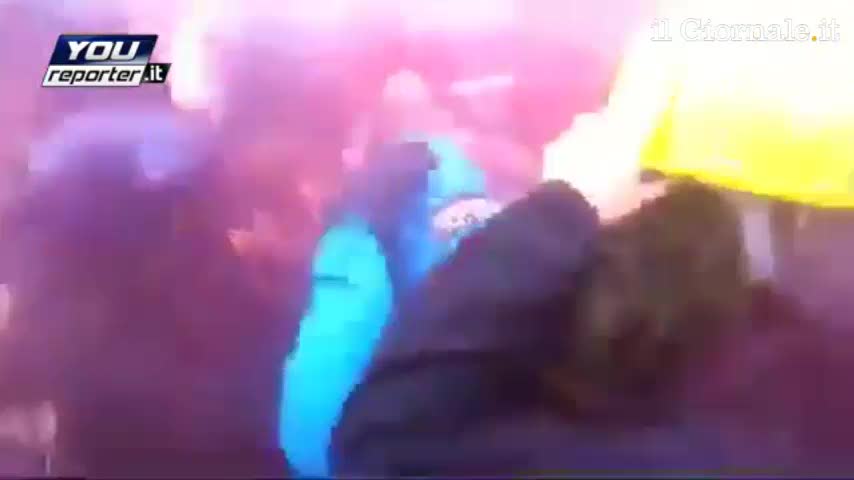 Milano, scontri tra la polizia e i manifestanti in via Larga