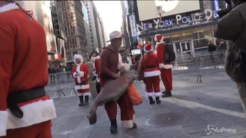 A New York in migliaia partecipano alla corsa dei Babbo Natale ubriachi