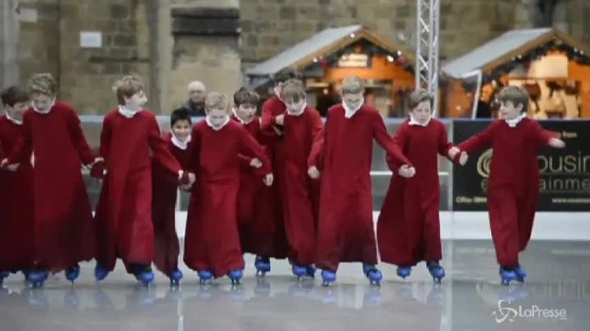 Pausa sul ghiaccio per coristi Winchester Cathedral: sui pattini con la toga