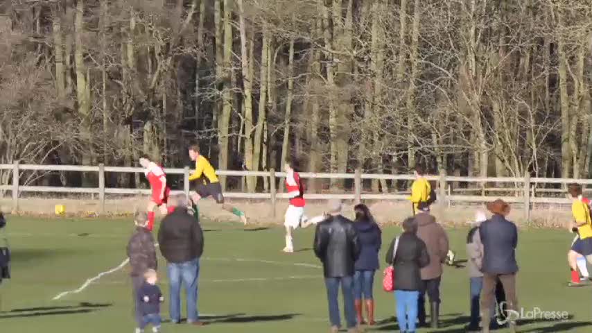 Il principe Harry gioca a calcio la vigilia di Natale per beneficenza