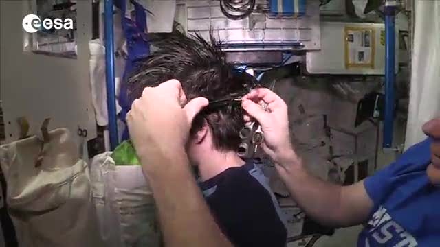 Un taglio spaziale per AstroSamantha
