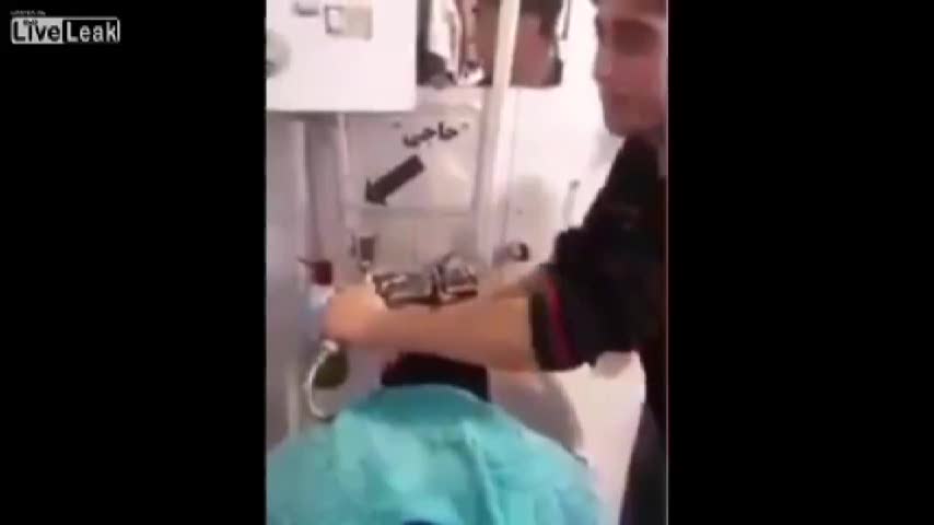 Attenzione al barbiere: risparmia sullo shampoo e ti sputa sulla testa
