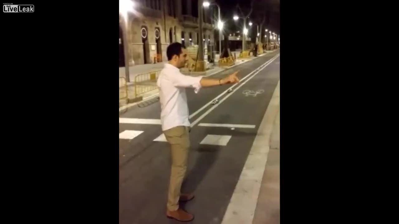 Spezzare la gamba con un calcio ai passanti: è il kickout game