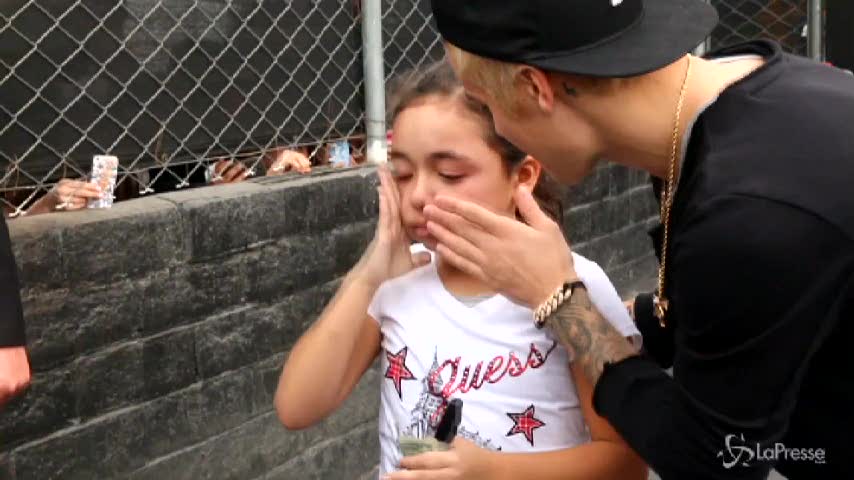 Justin Bieber caccia alcune ragazze dalla stanza dell'hotel