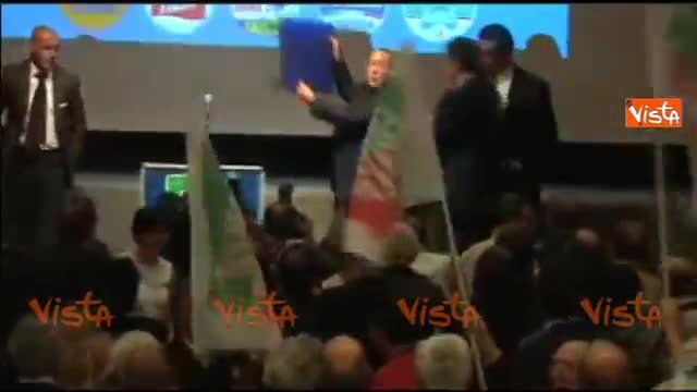 Il Cav inciampa sul palco: "Colpa della sinistra"