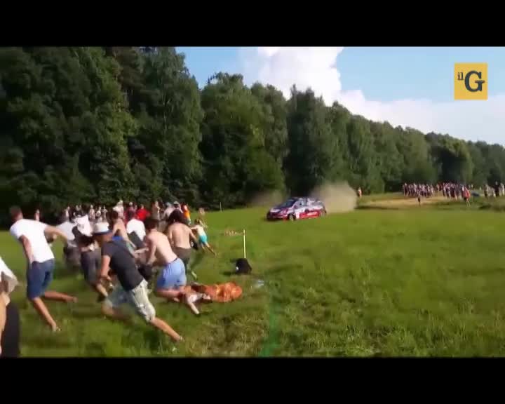 Rally, auto fuori controllo drifta fra gli spettatori