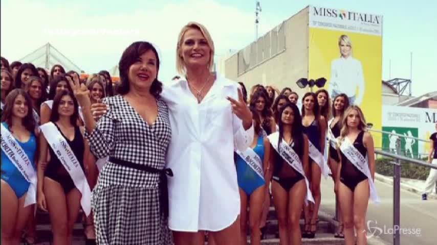 Simona Ventura ha gli addominali social, ma sotto la camicia... niente