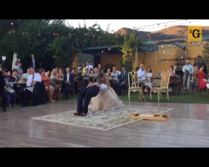 Il mago si sposa e durante il primo ballo si esibisce in un trucco incredibile