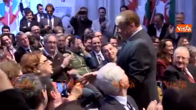 Berlusconi show: la fan lo esalta, lui finge di spogliarsi