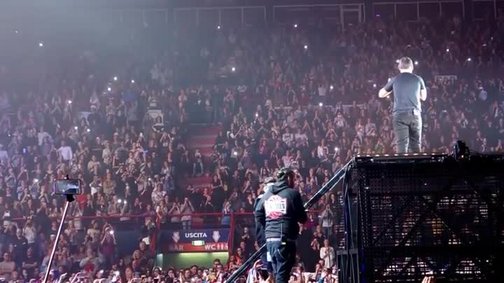 Inconveniente tecnico sul palco per Tiziano Ferro