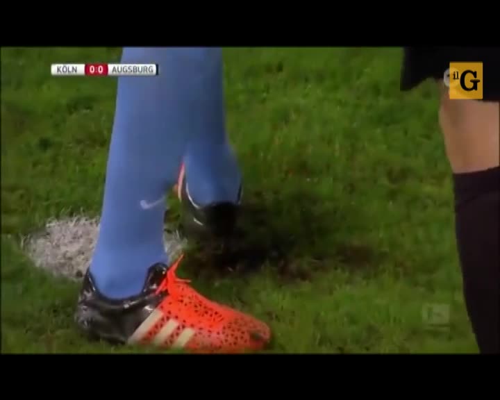 Portiere scava una buca vicino al dischetto di rigore
